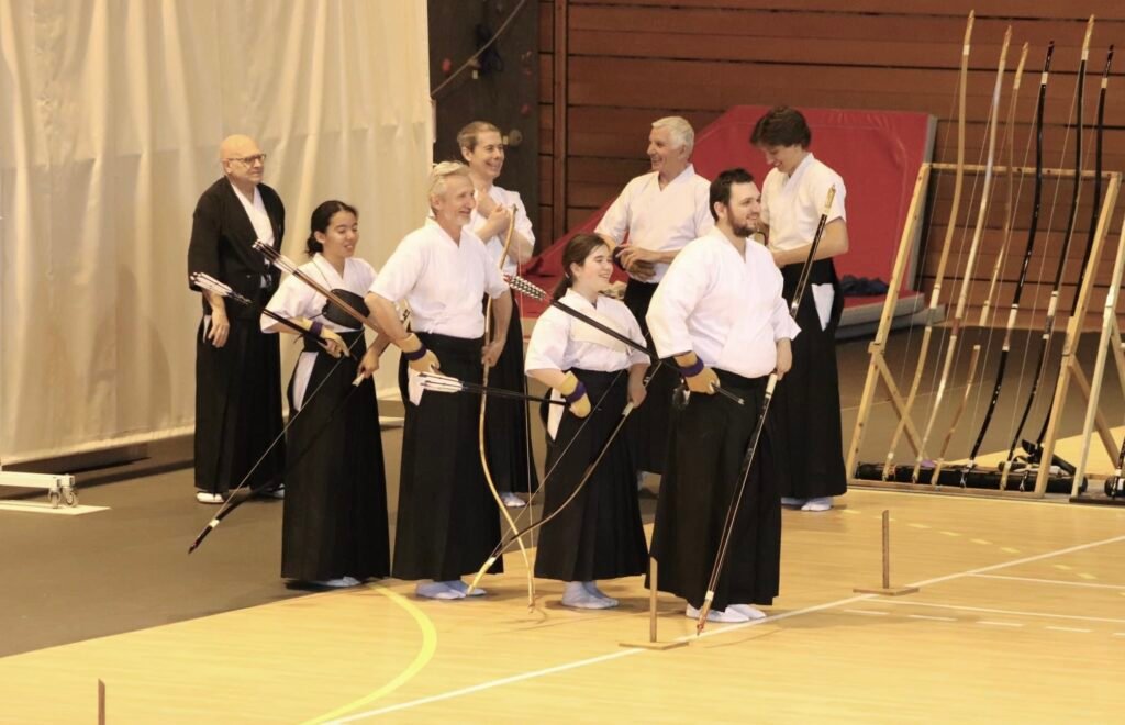 Quatre praticants de Kyudo Chablais sont en ligne pour un tir de cérémonie